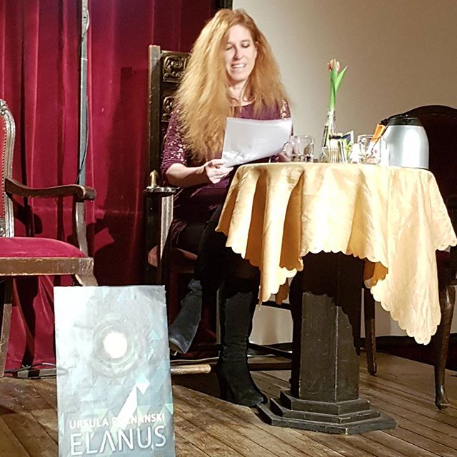 Überraschung bei der Teatime von @loewe.verlag : Ursula Poznanski liest  aus ihrem neuen Buch "Elanus". ET: 22. August. 
#lbm