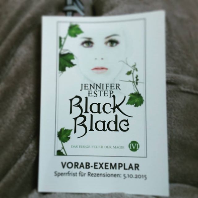 Ich beginne jetzt mal mit dem neuen Buch von Jennifer Estep. "Black Blade. Das eisige Feuer der Magie" erscheint am 5. Oktober bei @piperverlag.
Was lest ihr gerade? 
#currentlyreading #bookwives #bookstagram #igbooks #blackblade