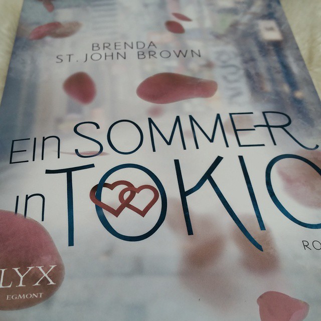 Ich lese jetzt "Ein Sommer in Tokio". Das Cover ist soooo schön! ❤