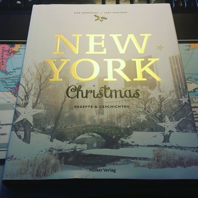Total verliebt in mein neues Weihnachtsbuch! ❤ Dieses Jahr gibt es dann nur amerikanische Rezepte. Njomm njomm. @coppenrathverlag 
Welche tollen Weihnachtsbücher habt ihr?
#newin #bookwives #bookstagram #igbooks #weihnachten #lieblingsstadt
