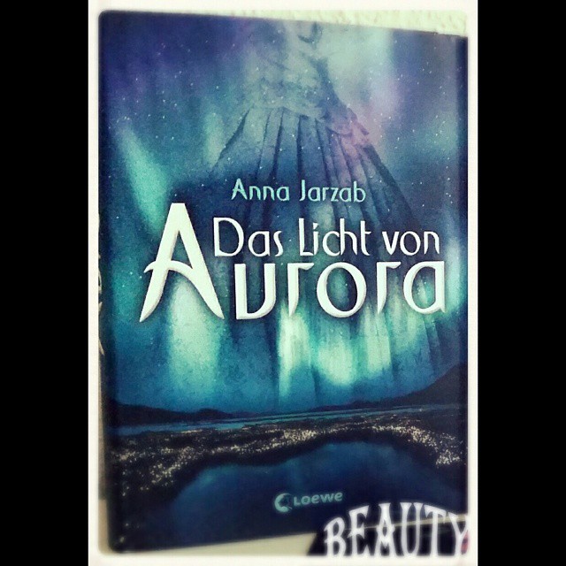 Ich lese gerade "Das Licht von Aurora" aus dem @loewe.verlag. Ist es nicht wunderschön? ❤❤❤